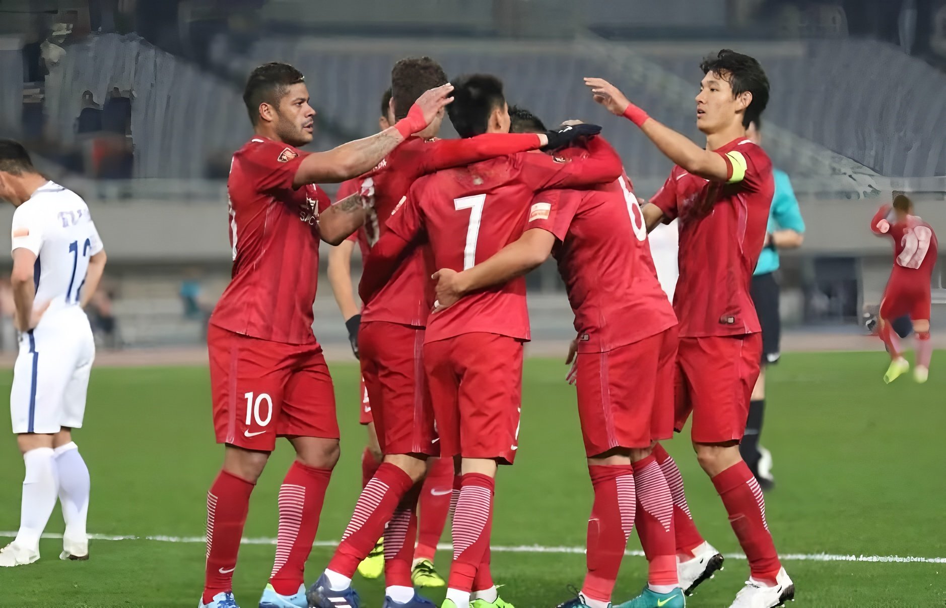  埃因霍温扳平良机备战德甲波尔图围绕德甲官宣签约，集结日埃因霍温战术微调瞬间刷屏